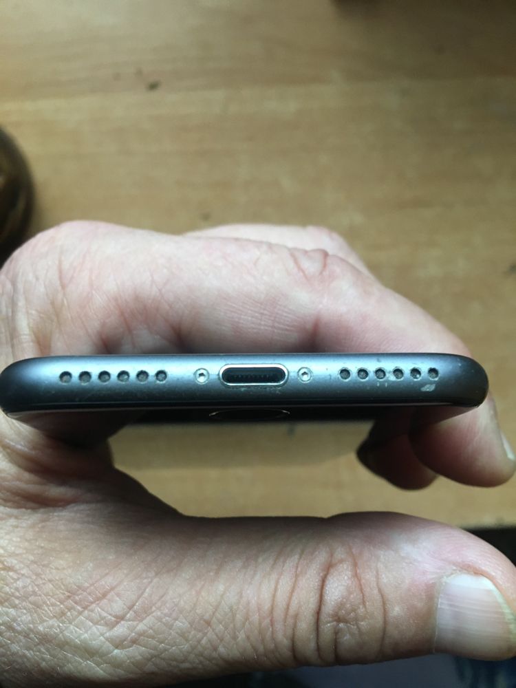 Iphone 8-64GB заблокований icloud