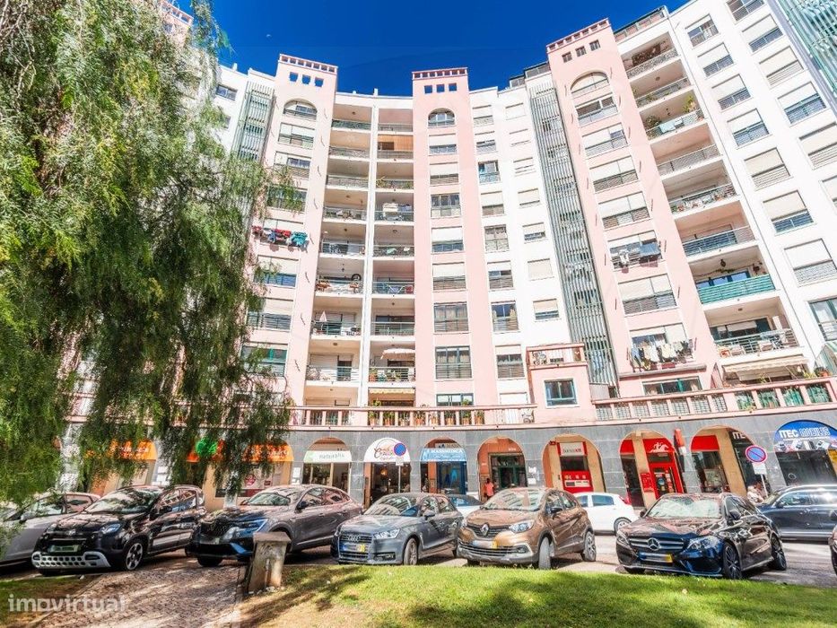 Apartamento T4 na Rotunda Laura Aires, Massamá