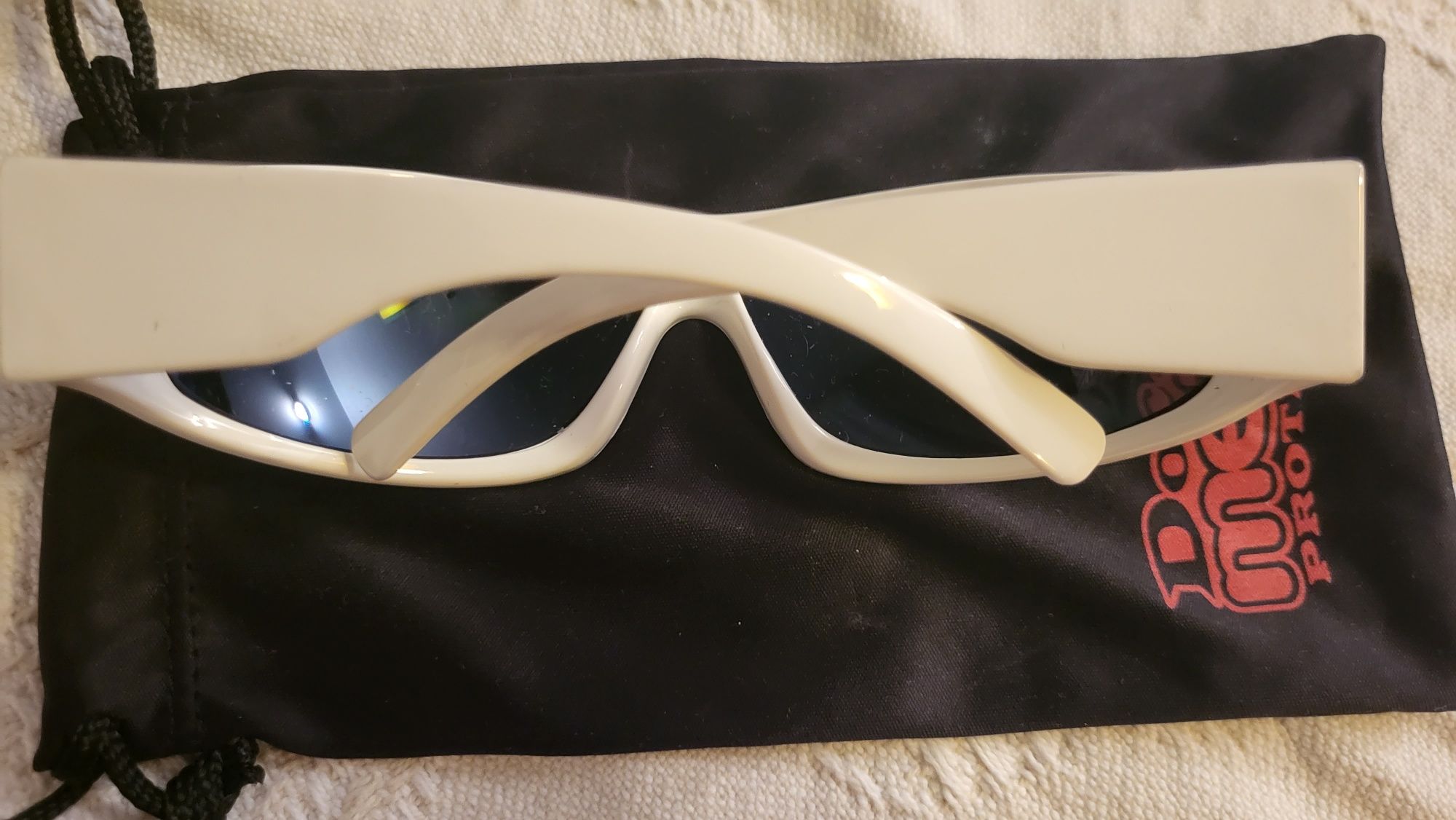 Okulary przeciwsłoneczne białe z niebieskimi szkłami