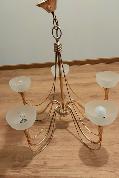 Żyrandol w kolorze złotym