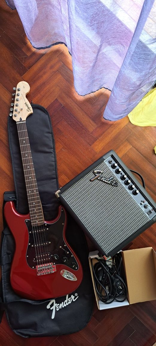 Guitarra Fender com saco + amplificador