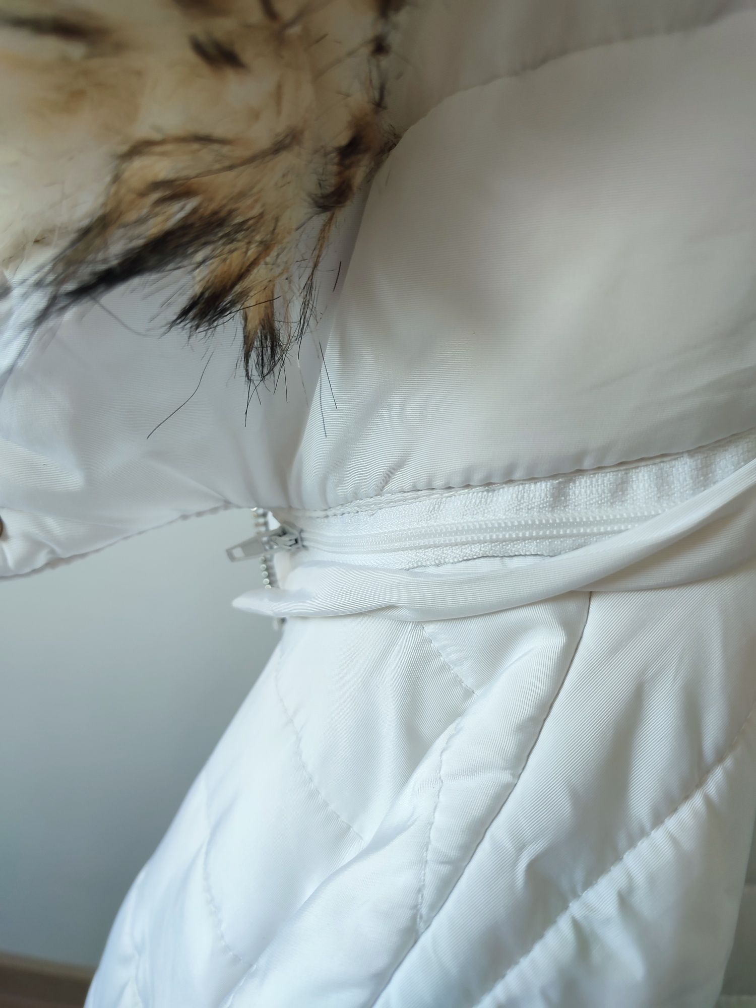 Puchowa pikowana kurtka damska biała na zimę
