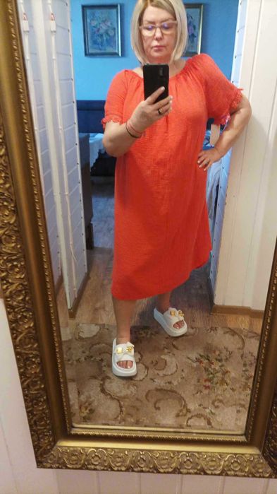 Sukienka damska muślinowa w kolorze koralowym.