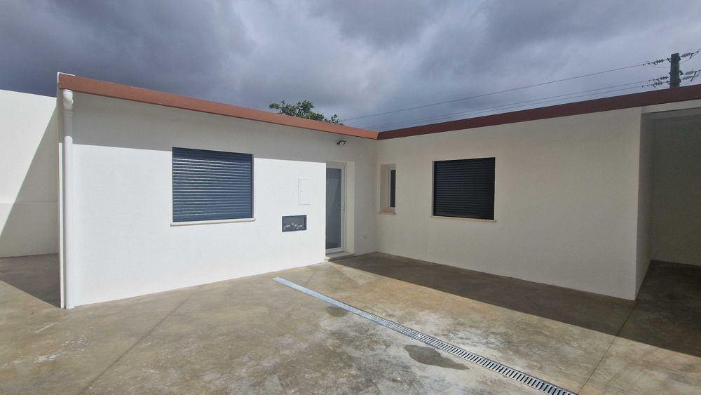 T2 térreo com pátio e parqueamento privado, Pinheiro de Loures, Loures
