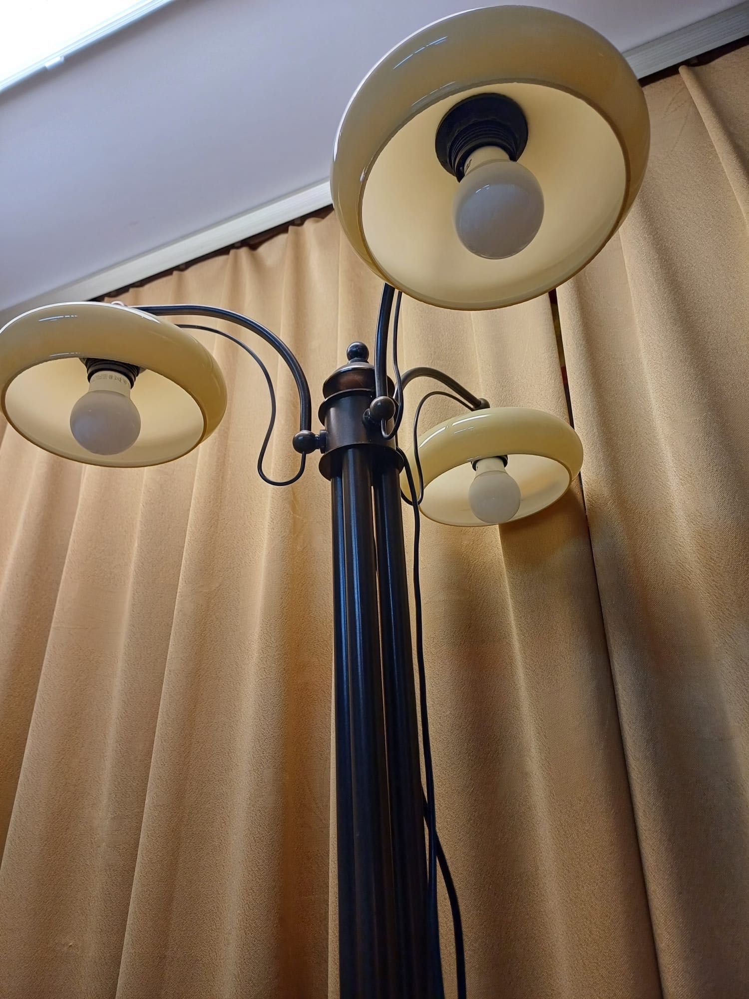 Lampa podłogowa.