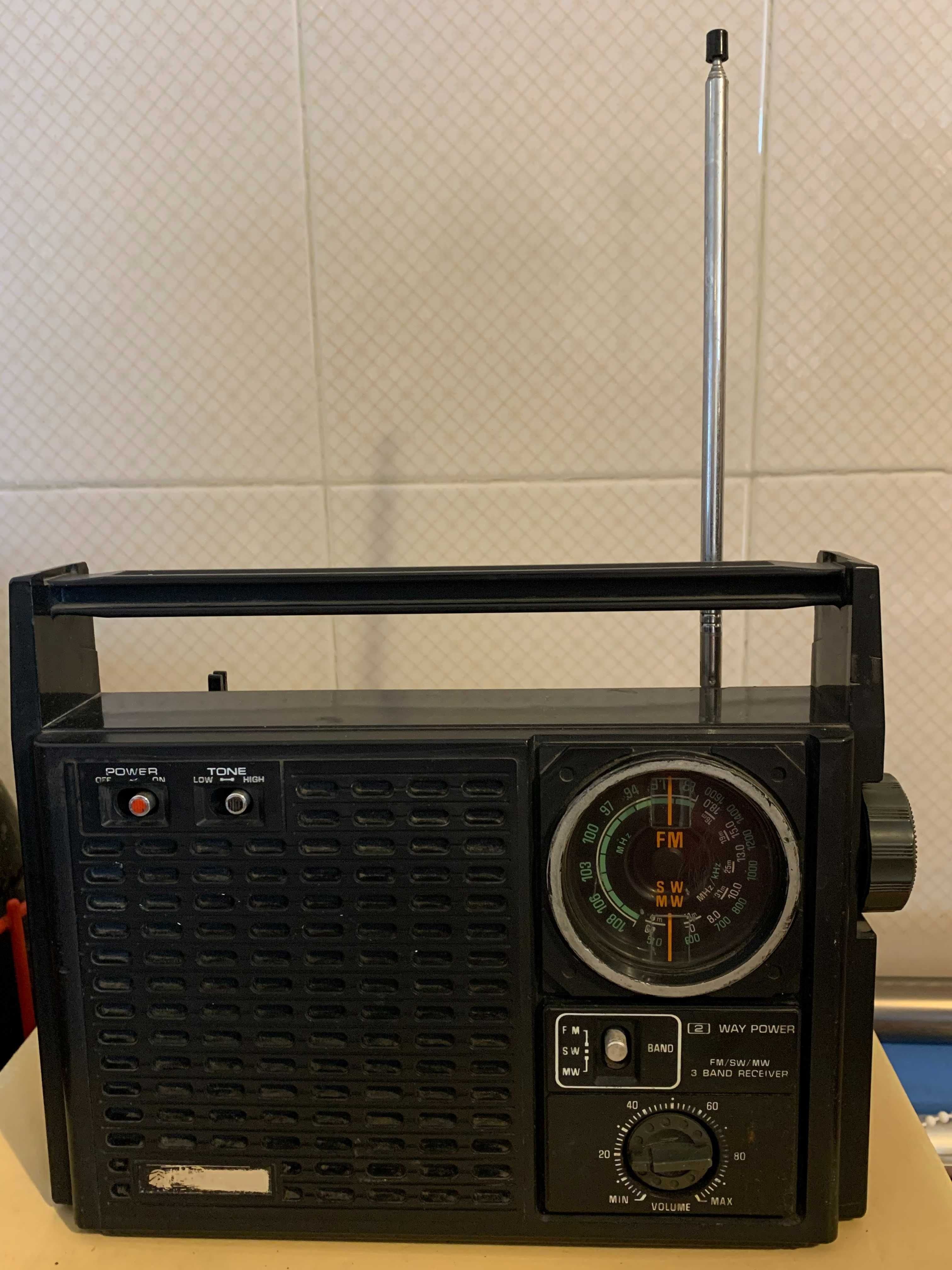 30€ - Radio de 1976 - SANYO RP 7331 fabricado no Japão