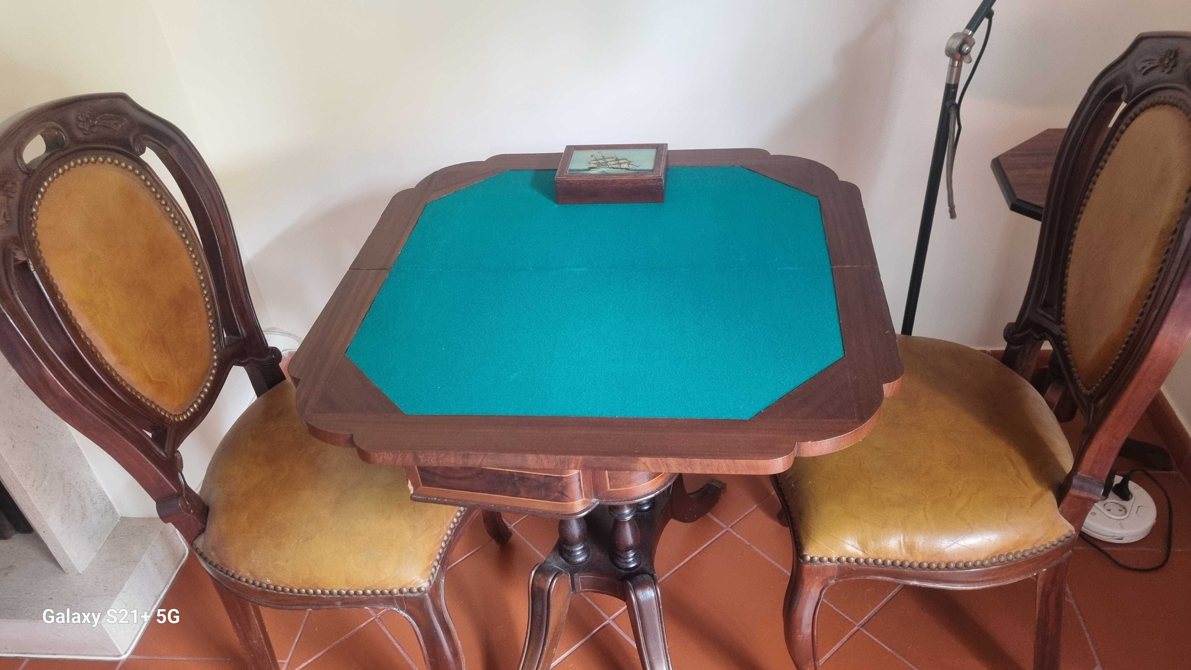 Mesa de jogo com 2 cadeiras