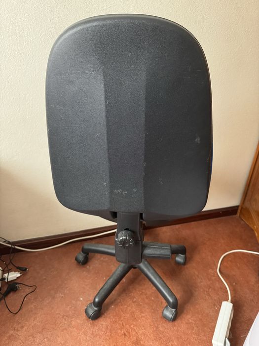 Cadeira de escritório azul a funcionar