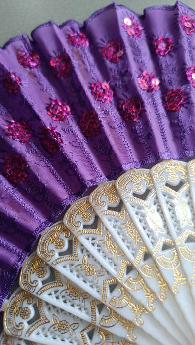 Веер с рисунком. Изготовлен из материи и пластика. Новый