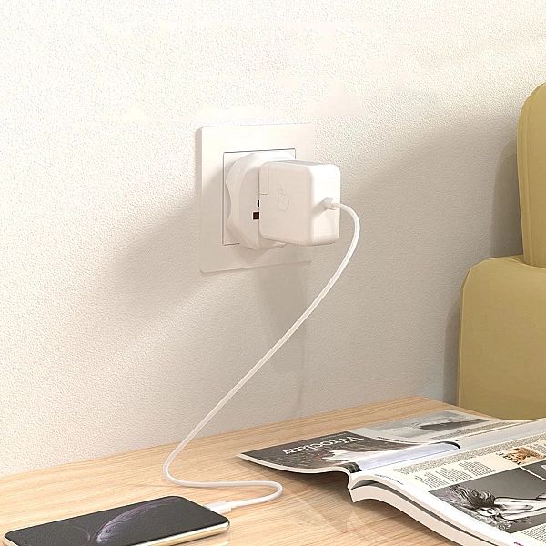 Tech-Protect Universal Travel Adapter From Eu White