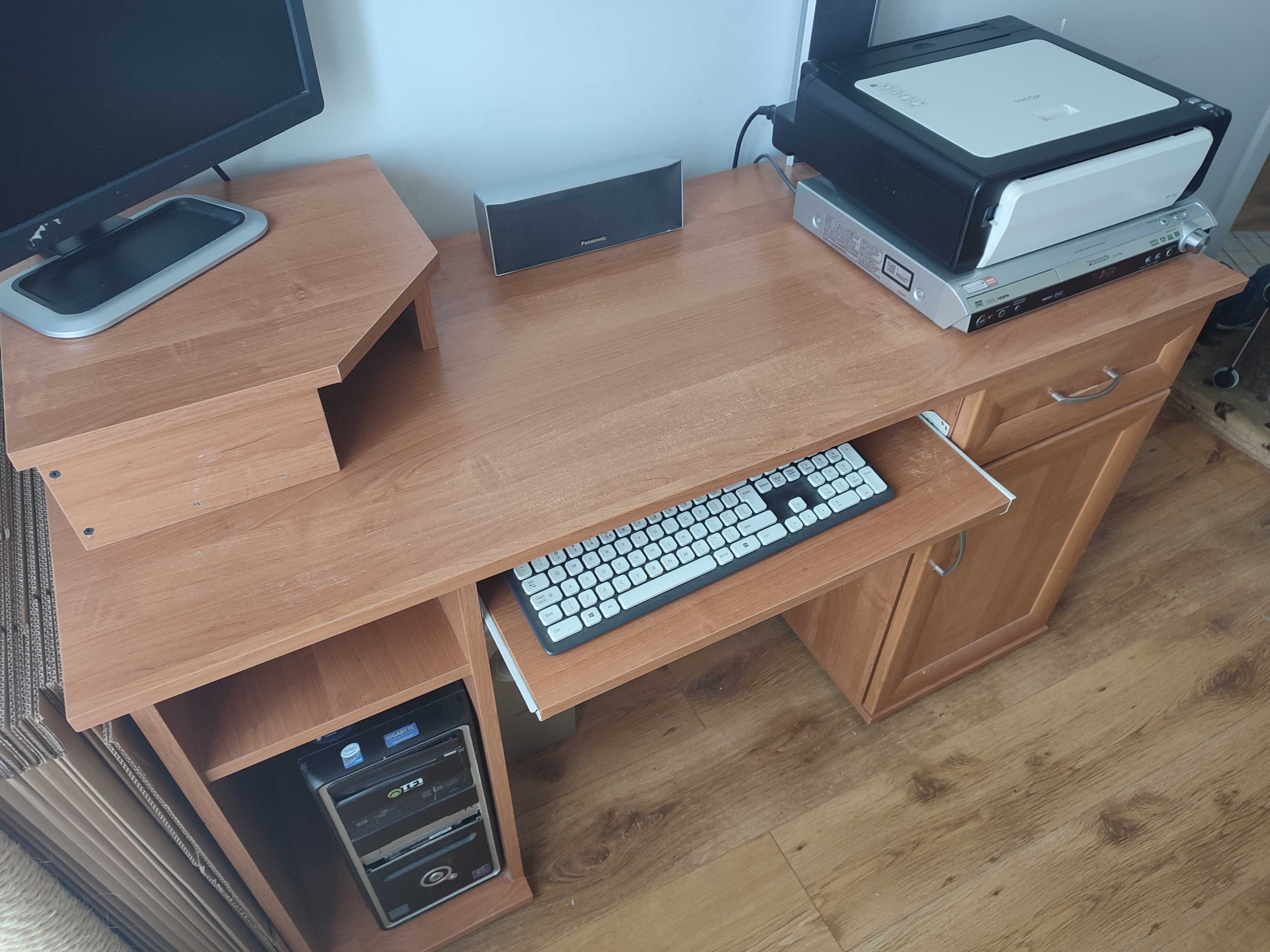 Biurko komputerowe z podstawką na monitor
