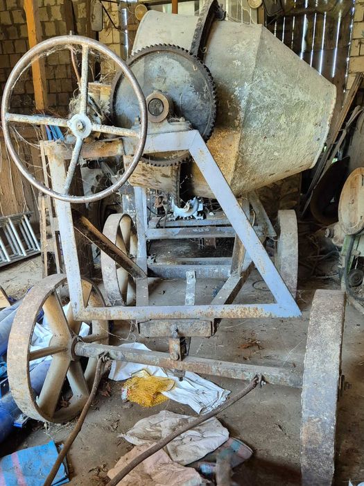 betoniarka na duzych stalowych kołach