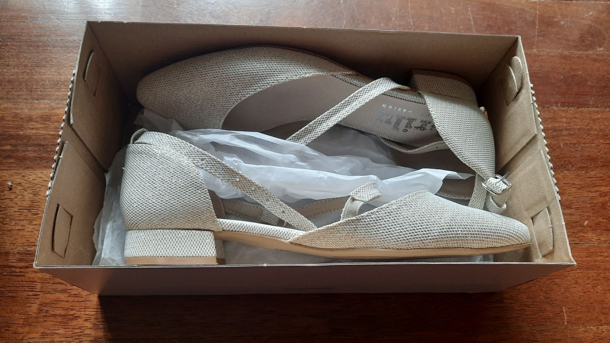 Błyszczące buty na niskim obcasie