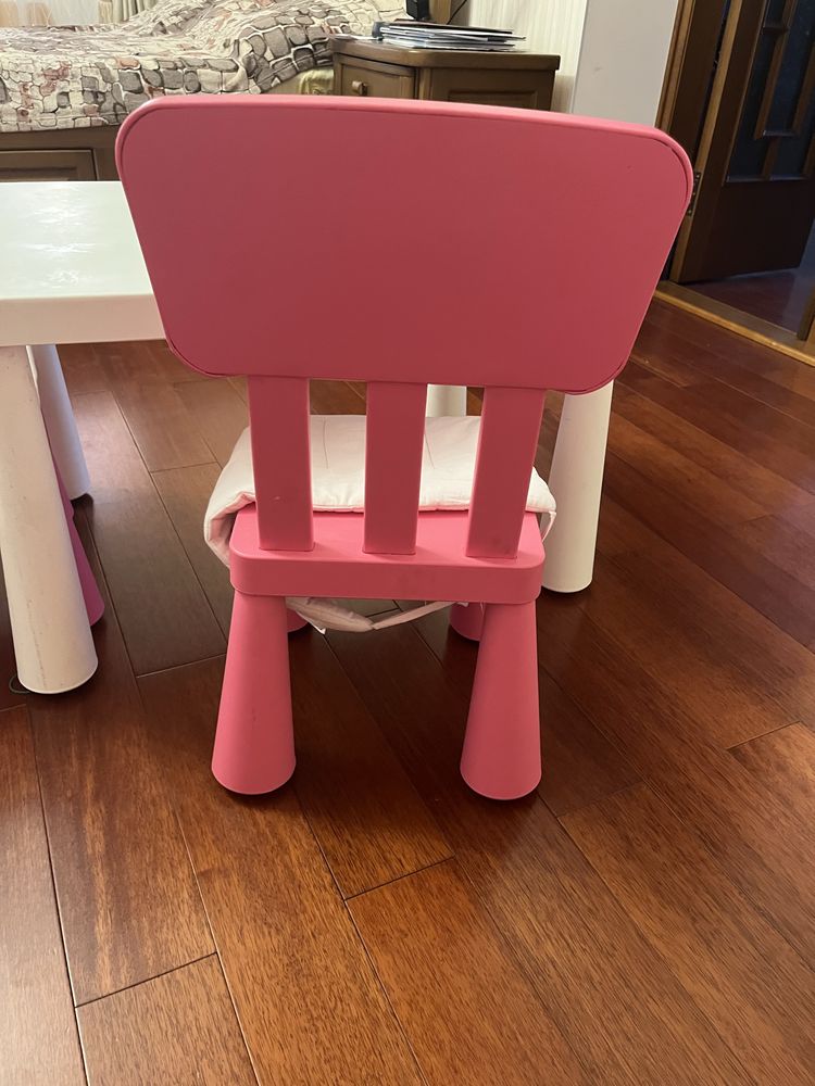 Стіл та два стульчики ikea