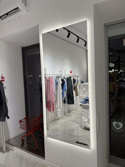 Настінне дзеркало з підсвіткою