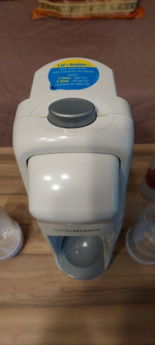 Saturator Sodastream + 1 butelka na wodę 840ml + butla z gazem