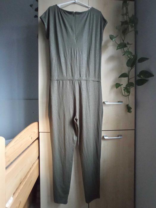 Długi kombinezon z brokatowym połyskiem khaki Mohito basic 40 L