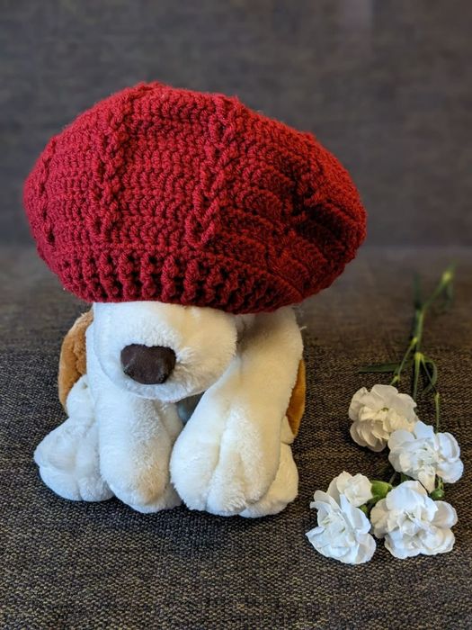 Вязаный берет ручной работы