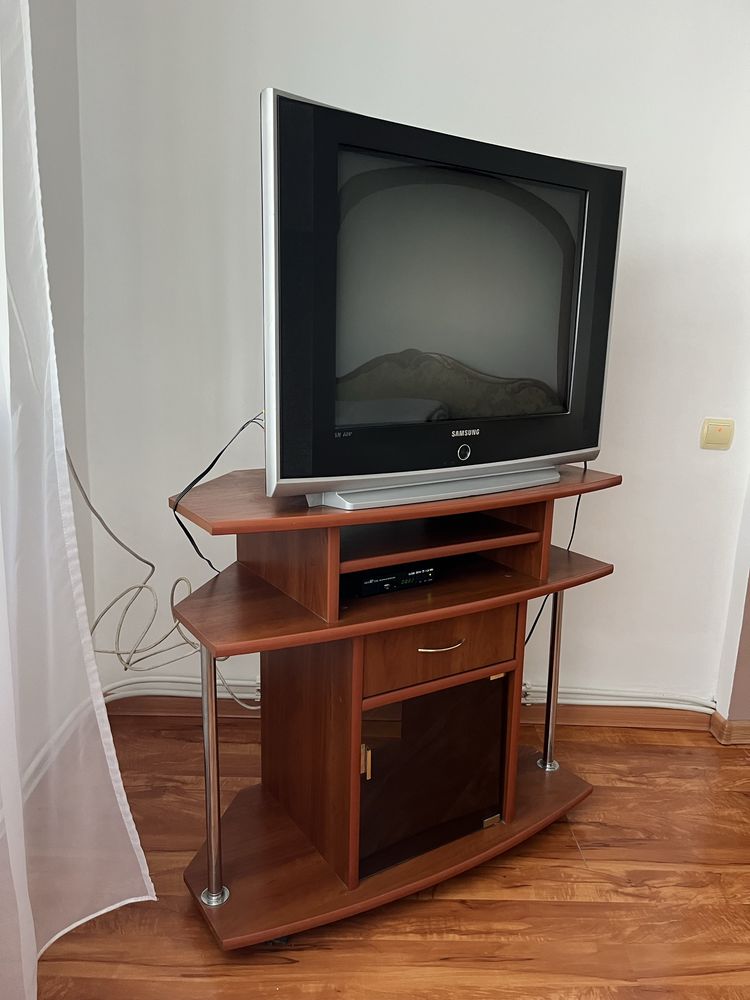 Продається телевізор і тумбочка