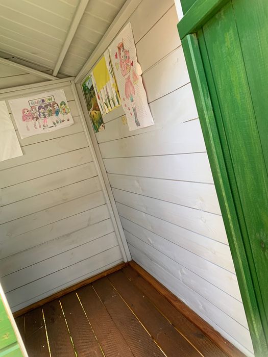 Drewniany domek dla dzieci