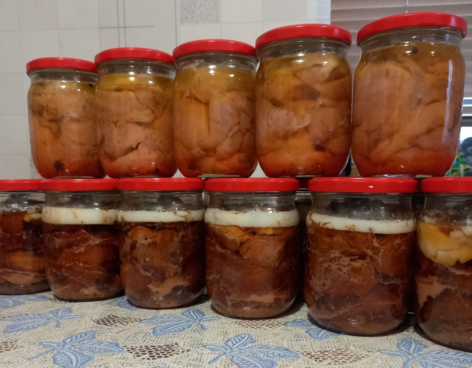 Доступна в продажу домашняя тушёнка, из мяса свинины, и курицы.