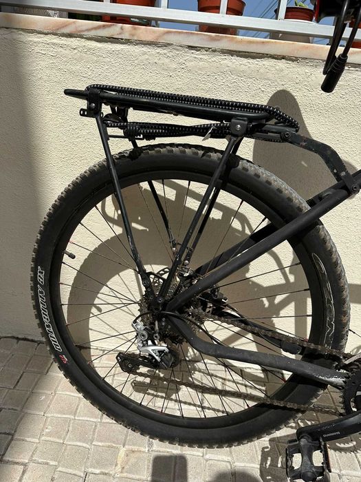 Bicicleta BTT com roda 27,5 com suporte de malas traseiro