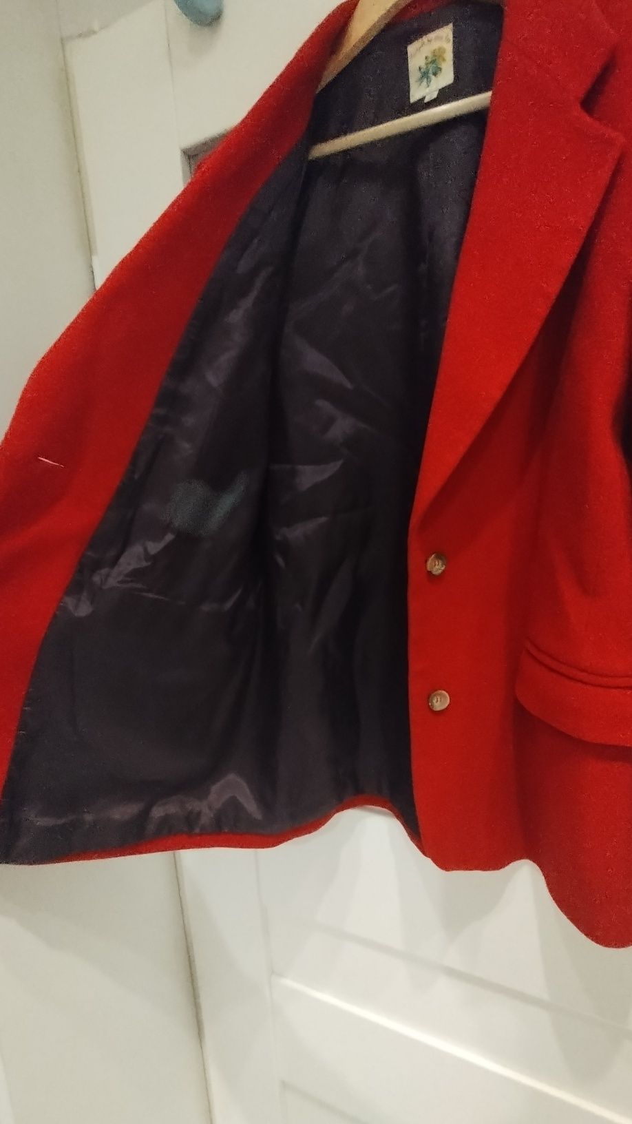 Czerwony krótki płaszcz