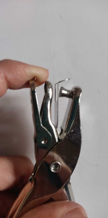 Furador de folhas papel, plantas, etc.