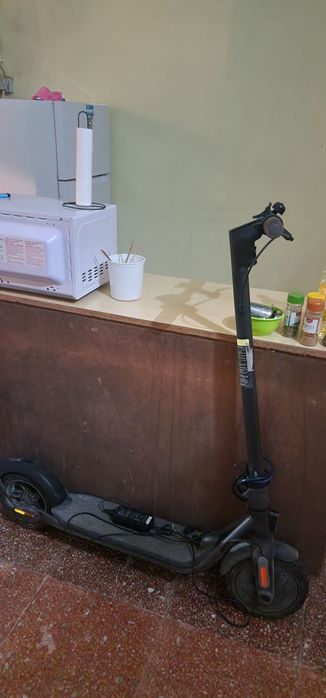 Trottinette com avaria na entrada do carregamento