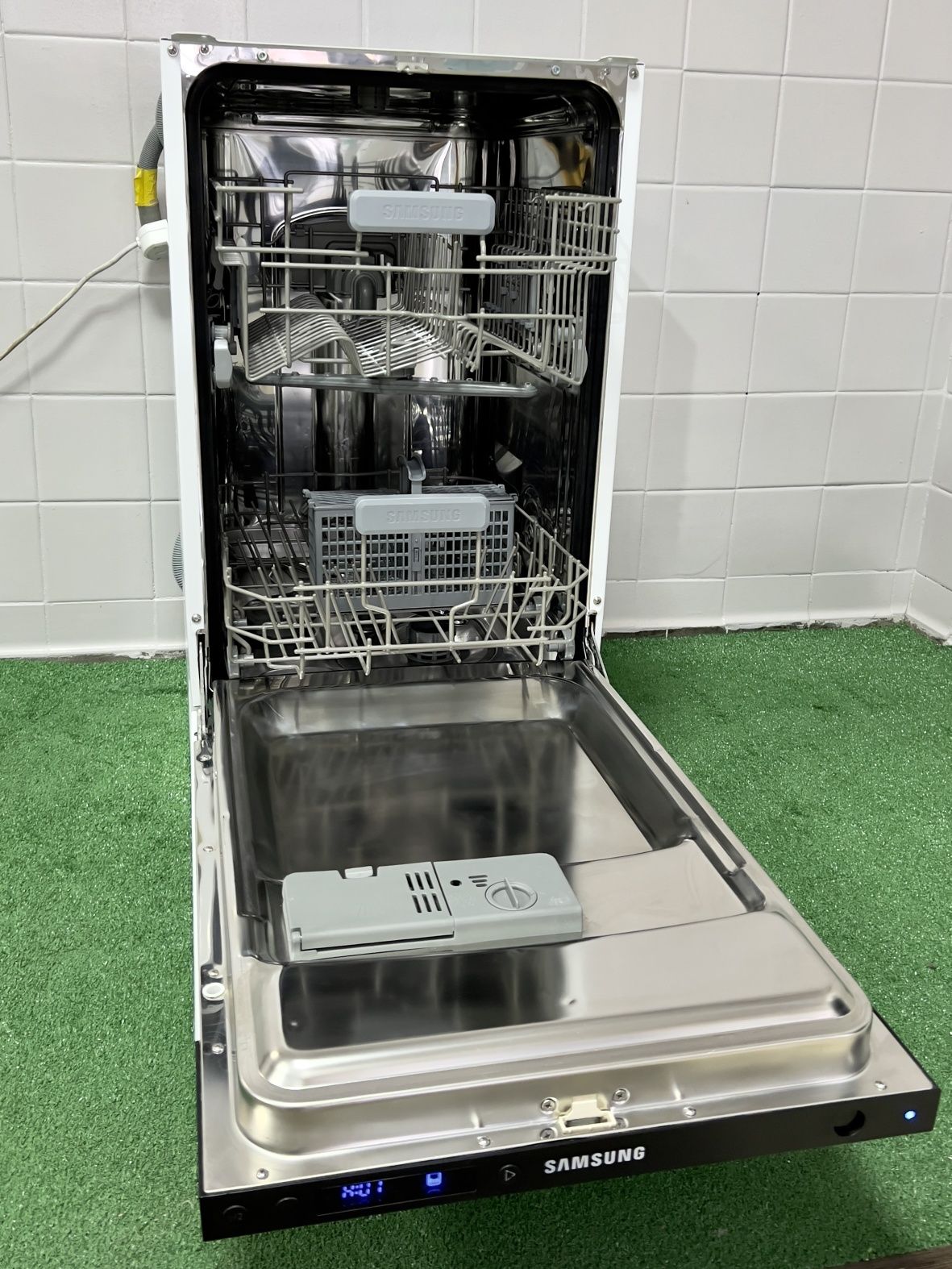 Посудомийна машина Samsung DMM59AHC вузька під вбудову.
