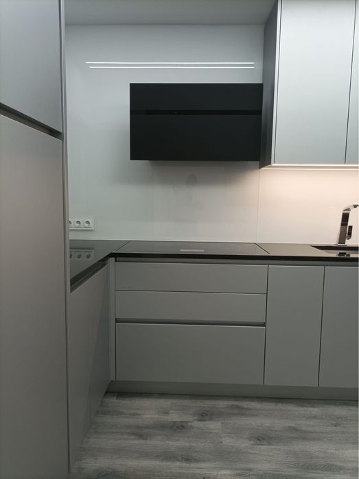 Coisinhas por medida em hidrófobo lacado ,brilho ou mate ,e folhas de madeira,com ferragens da Blum