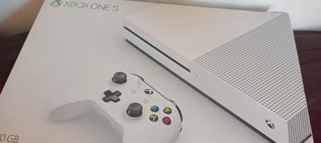Xbox one S (500gb) 2 pady + 2 gry