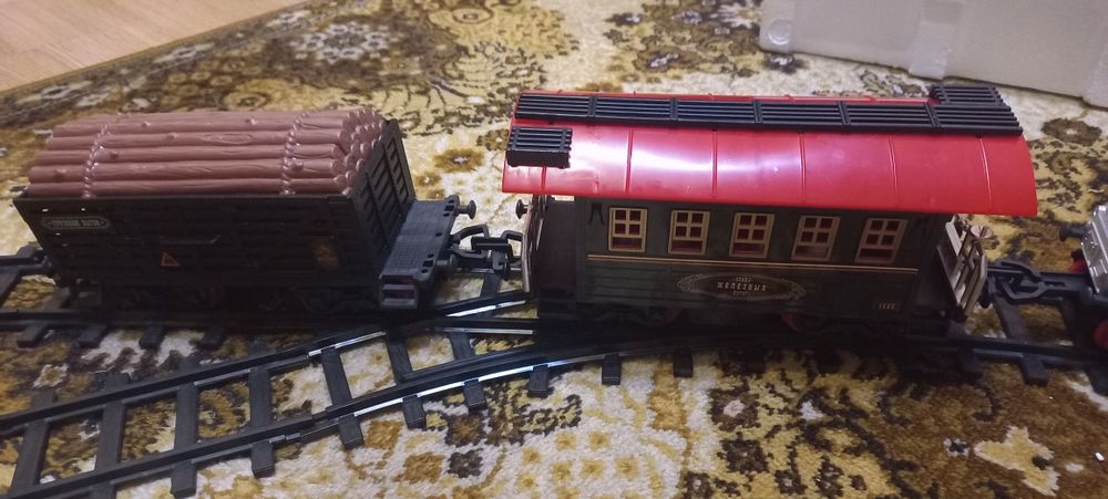 Потяг "Ера паровозів " з світло -музичними ефектами ,йде пар з труби