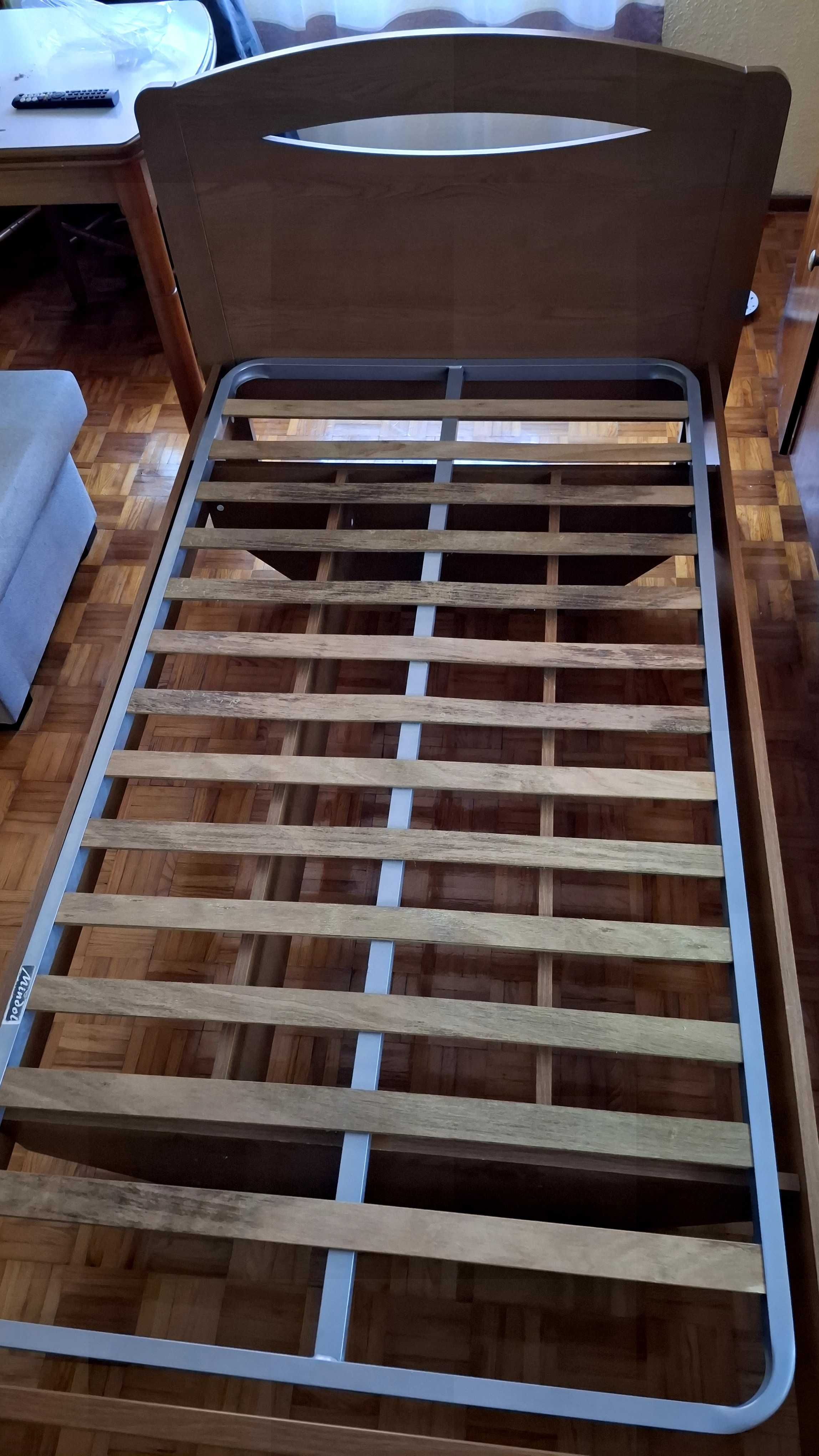 Cama Corpo e meio de madeira 1,90 M de comprimento.