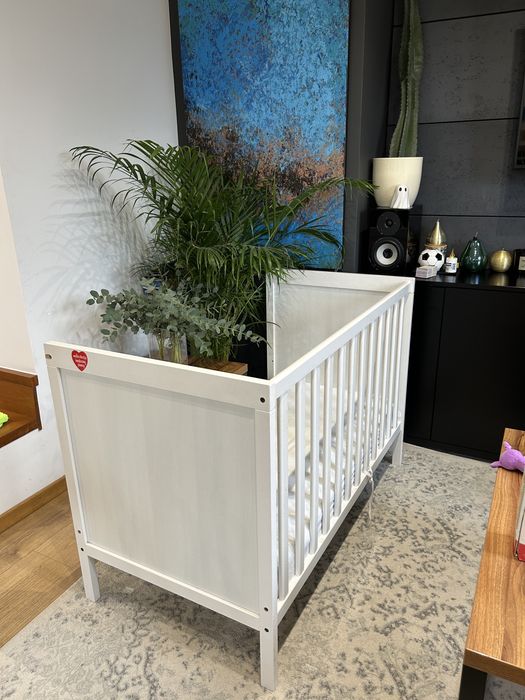 Białe łóżeczko Ikea Sundvik + materac