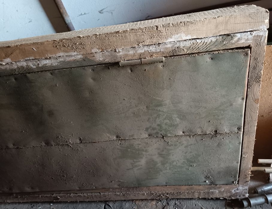 Двері в сарай з коробкою.