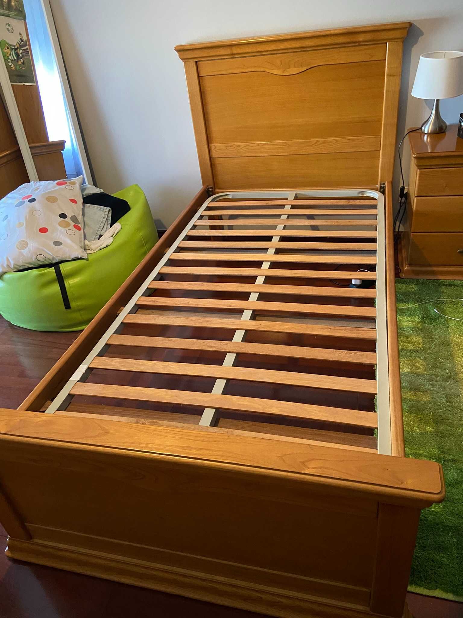 Cama de solteiro de madeira maciça + mesa cabeceira