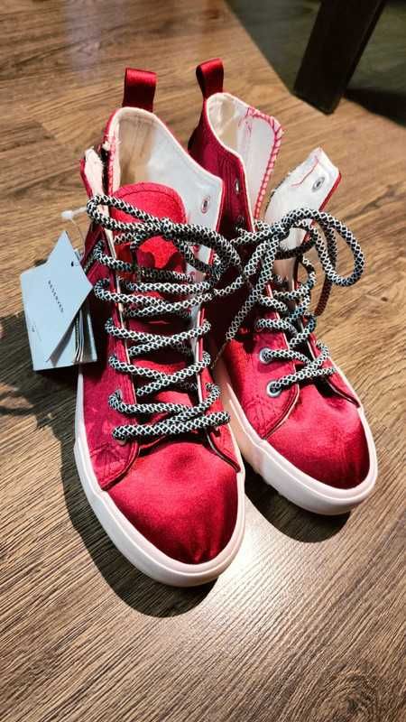 Nowe trampki Reserved