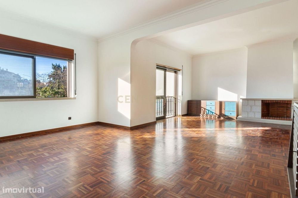 Moradia T4+1 com jardim e piscina, em Carcavelos, Cascais. Para Arrend