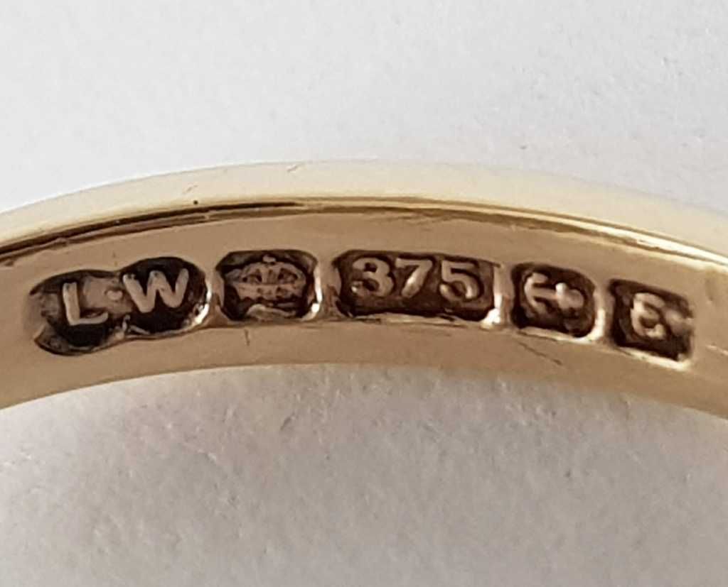 Złoty pierścionek z szafirami oraz diamentami, sygnowany z 1979 roku