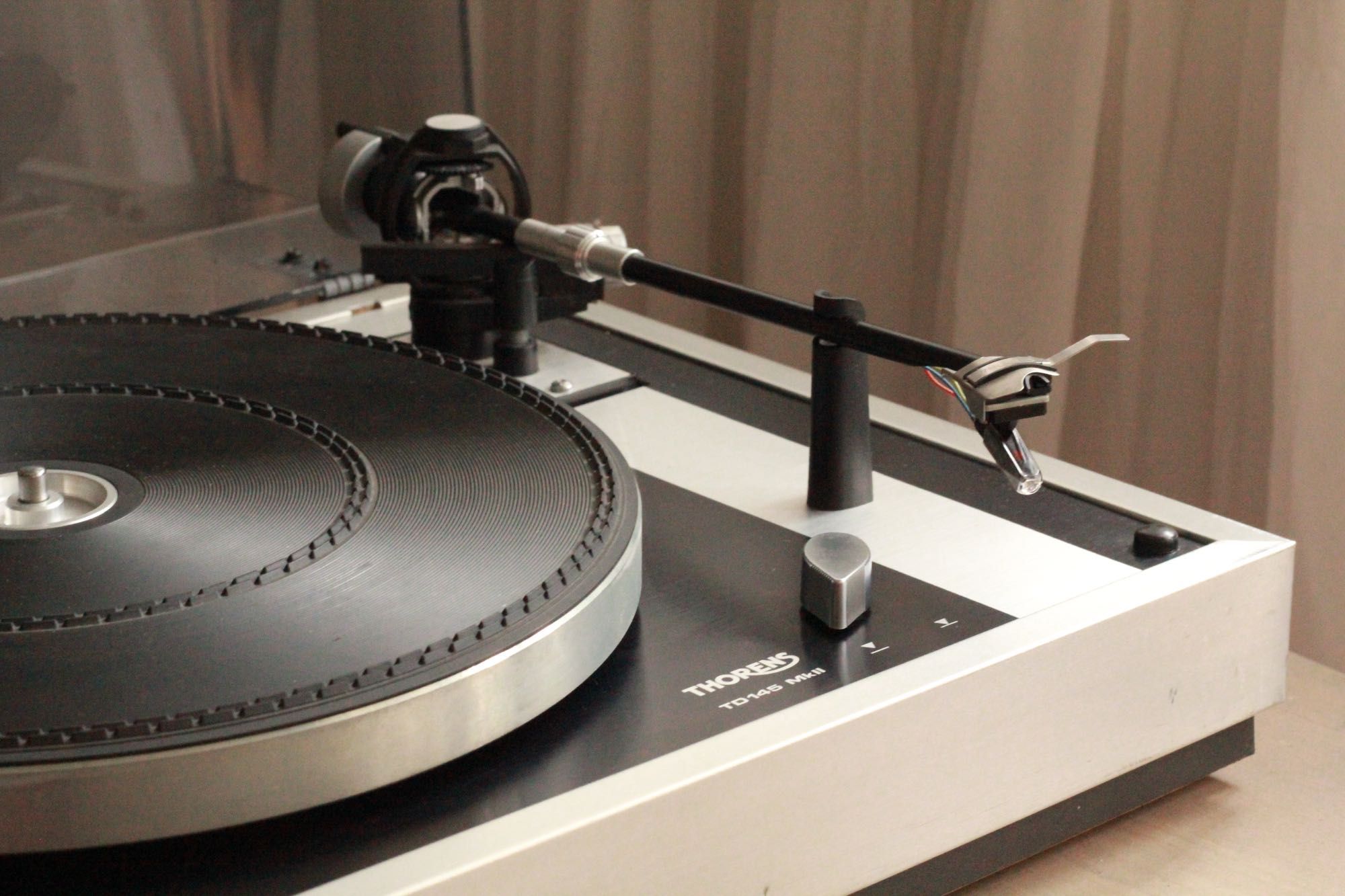 Gramofon Thorens TD 145 Mk II