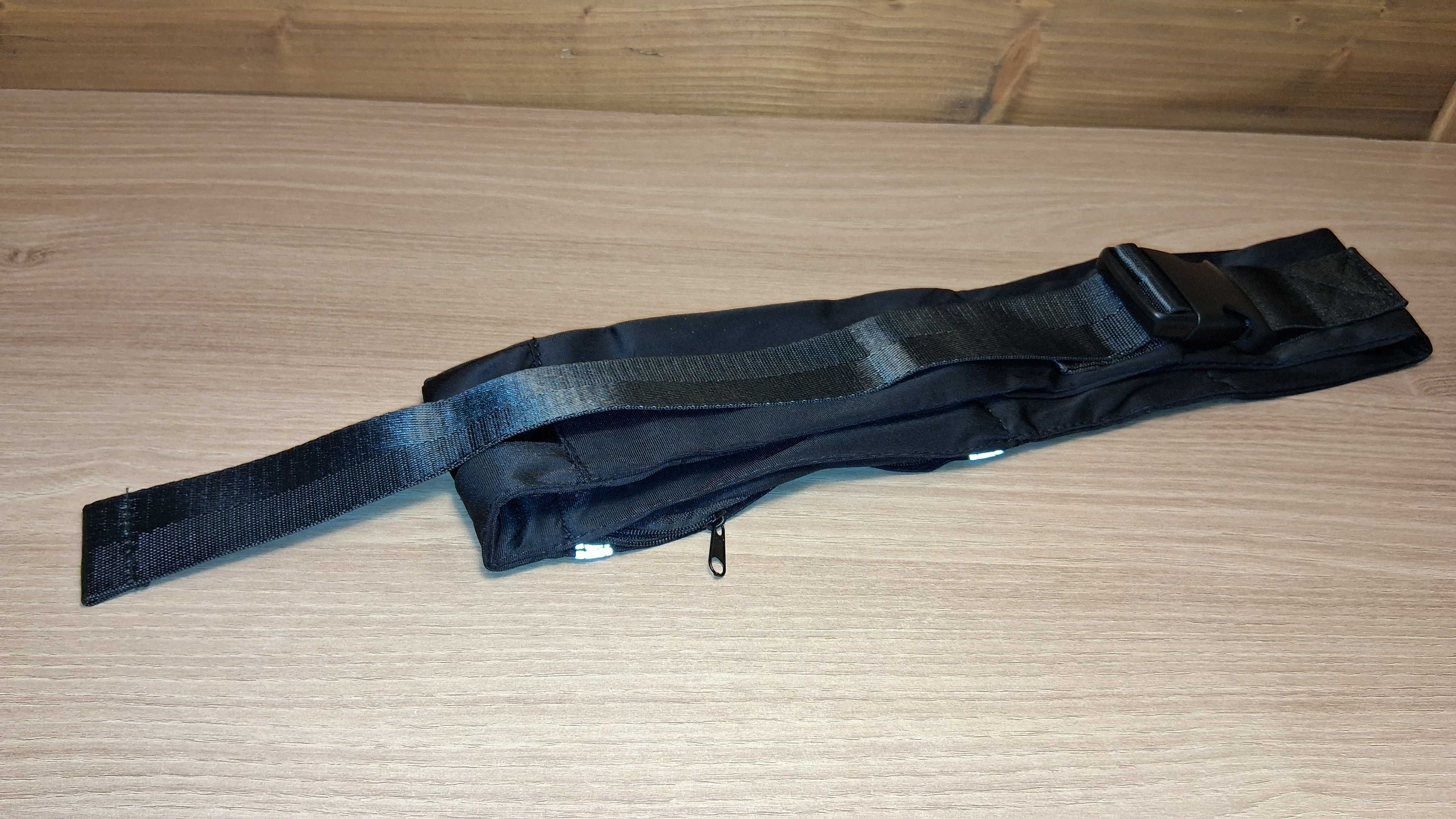Sportowa Saszetka Na Pas Z Odblaskami I Otworem Na Kabel Słuchawkowy