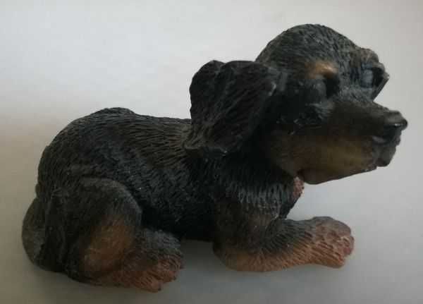 Figurka piesek pies leżący czarny 3 cm