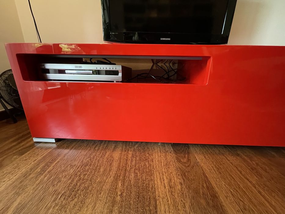 Móvel multimédia lacado com gavetão deslizante