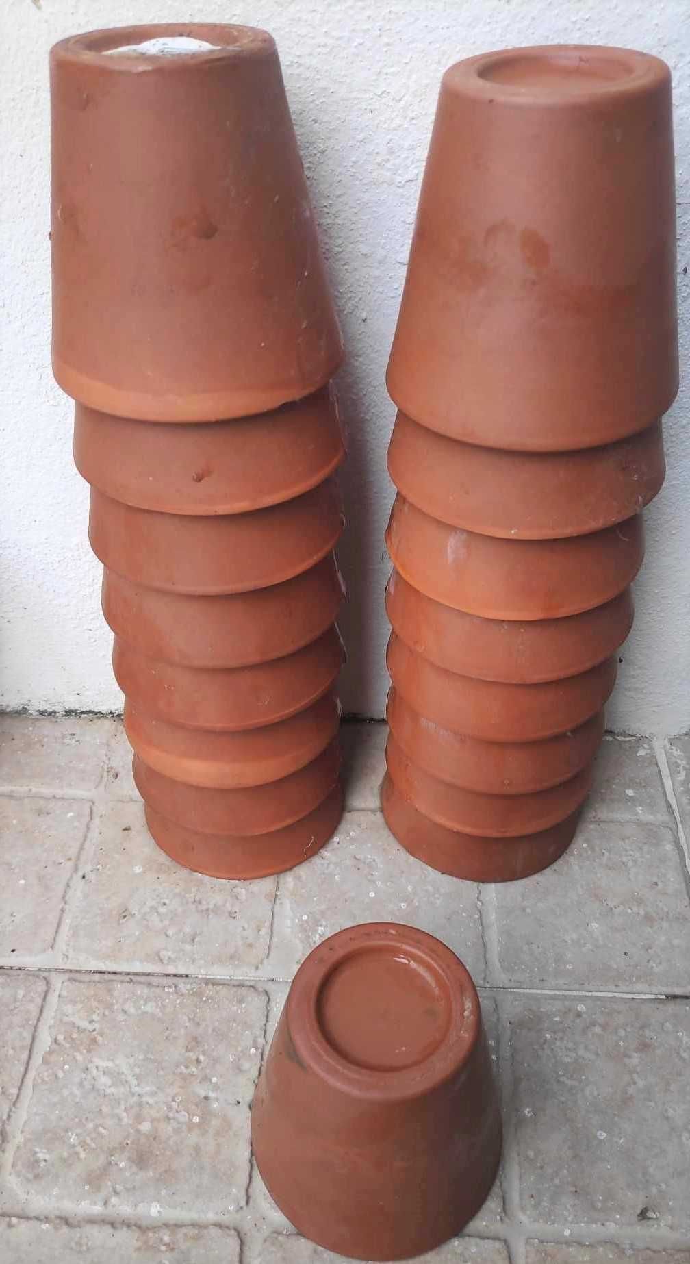 Mini vasos em barro para plantas naturais ou outras.