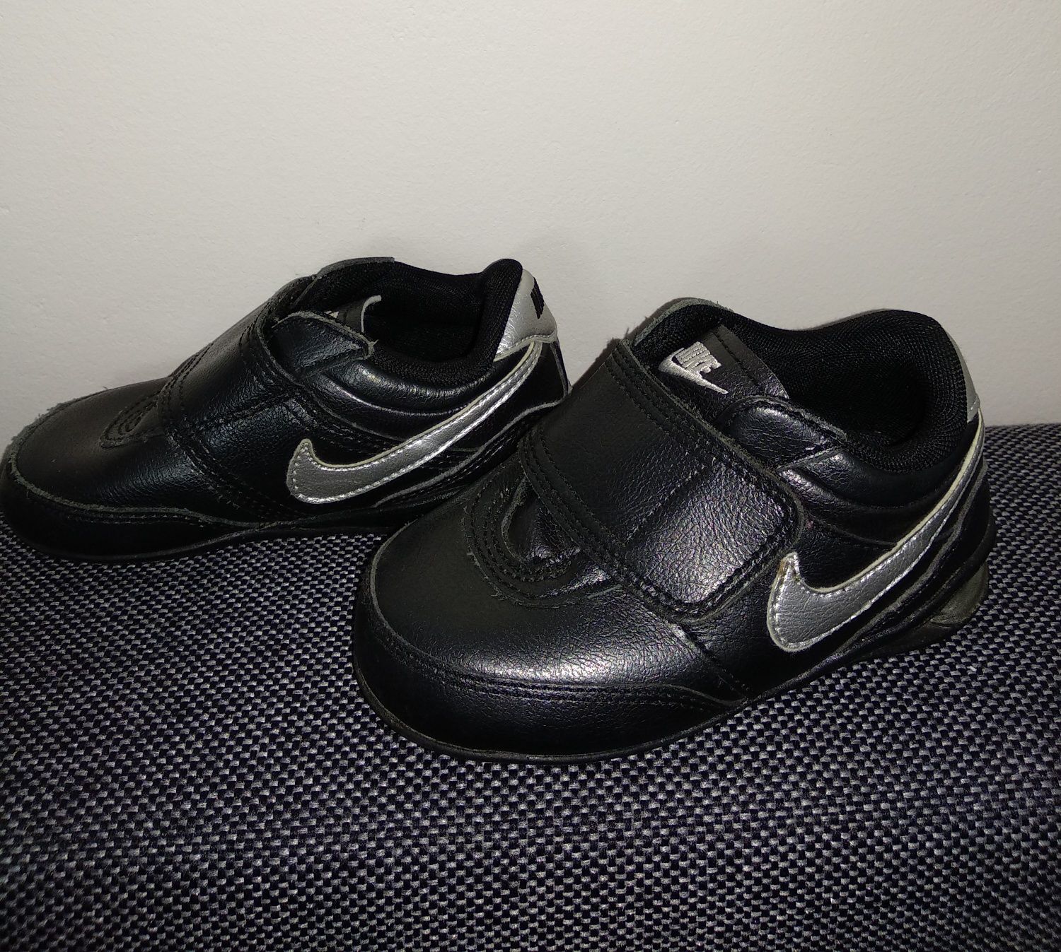 Nike r.22 buciki sportowe