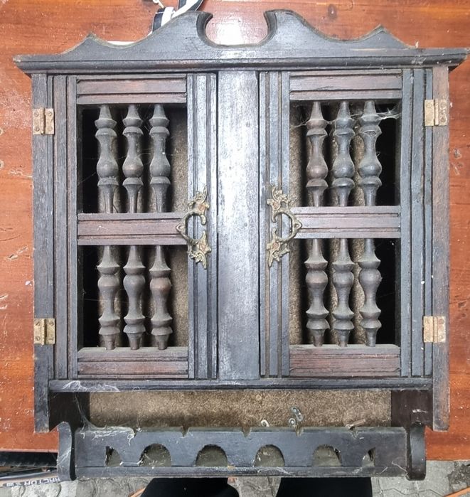 Estante antiga em bom estado