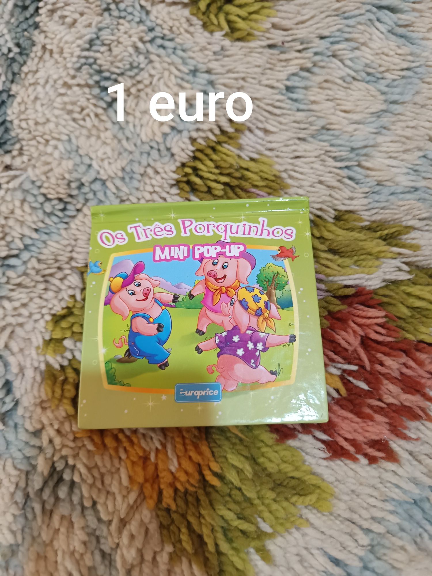 Quebra-cabeças e livros para crianças