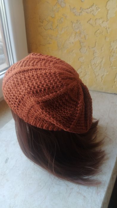 Жіноча елегантна зимова беретка