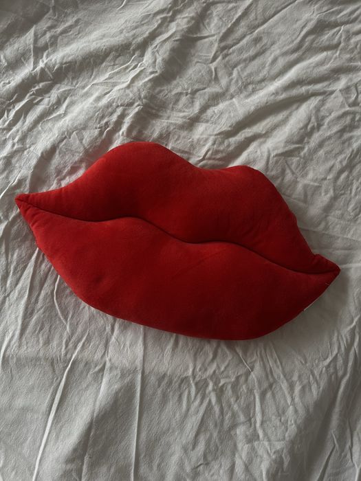 Usta poduszka w kształcie ust czerwona